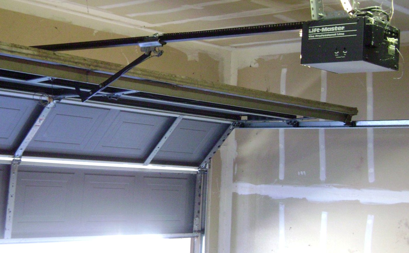 Sectionaltor mit Deckenantrieb und Laufschiene in einer Garage